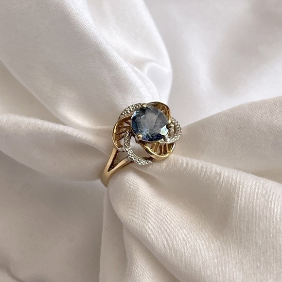 Gorgeous Blue Topaz Ring sz 7.5 - Picture 1 of 3
